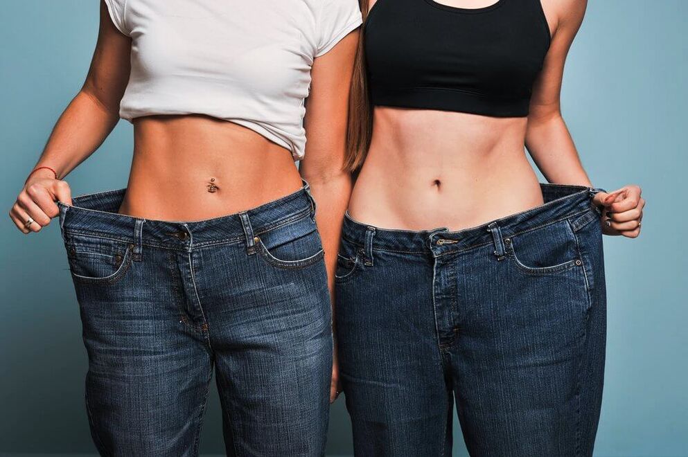 En suivant un régime et en faisant de l'exercice, les filles ont perdu du poids en un mois. 